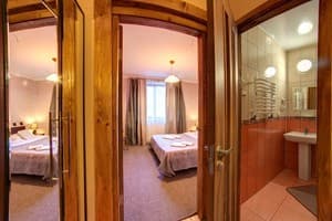 Отели . Гостиница Стандарт двухместный Двухкомнатный без балкона. 