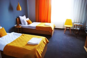 Отели . Гостиница Стандарт двухместный  с двумя кроватями и видом на город. 