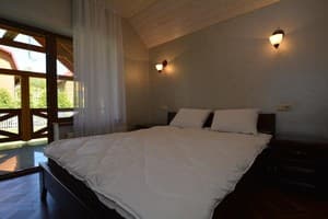 Готелі . Готель Апартаменти 4-місний з видом на гори. 