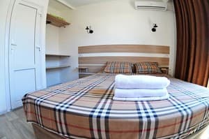 Hotels . Hotel Lyuks s krovat'yu razmera . 