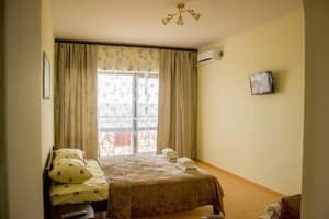 Отели . Гостиница Четырехместный номер с видом на море и мансардой. 