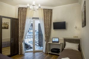 Отели . Гостиница Стандарт трехместный с двумя отдельными кроватями и балконом. 