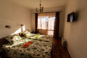 Отели . Гостиница Стандарт двухместный с видом на горы и балконом. 