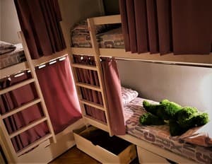 Отели . Гостиница Место в женском 10-местном номере . 