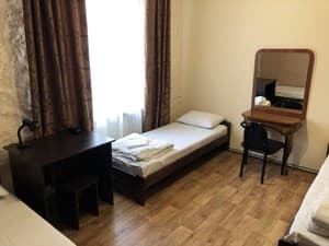 FOX Hostel. Номер Место в женском трехместном номере 
