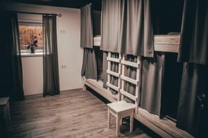 Готелі . Готель Місце у загальному 6-місному номері А. 