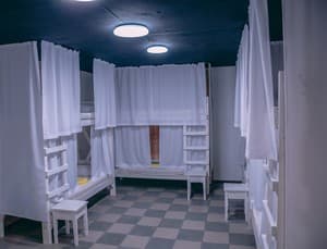 Готелі . Готель Місце у загальному 8-місному номері E. 