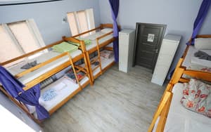 Готелі . Готель Місце у загальному 8-місному номері . 