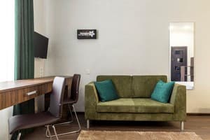 Отели . Гостиница Апартаменты двухместный DeLuxe Bronze Style с диваном 1003. 