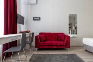 Отели . Гостиница Апартаменты двухместный DeLuxe Bronze StyleDeLuxe Silver Style с красным диваном. 
