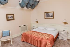 Отели . Гостиница Стандарт двухместный мансардный. 