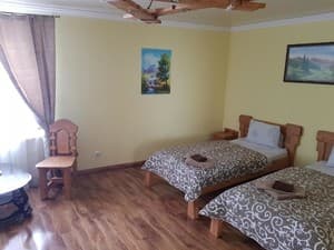 Готелі . Готель Стандарт двомісний з додатковим ліжком. 