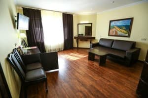 Отели . Гостиница Полулюкс 4-местный с балконом. 