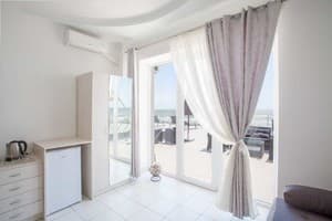 Отели . Гостиница Люкс трехместный с видом на море и террасой. 