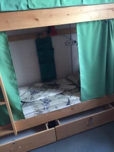 Готелі . Готель Місце у чоловічому 8-місному номері . 