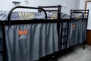 Отели . Гостиница Место в мужском 8-местном номере . 