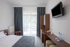 Готелі . Готель Покращений двомісний з балконом. 