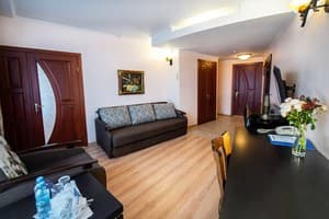 Готелі . Готель Люкс тримісний . 