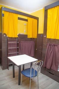 Отели . Гостиница Место в общем 8-местном номере . 