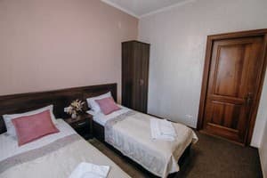 Готелі . Готель Стандарт двомісний 32 (з 2 односпальними ліжками). 