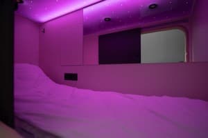 Готелі . Готель Стандарт одномісний капсули для чоловіків. 