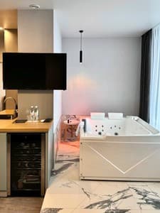 Готелі . Готель Люкс двомісний з гідромасажною ванною . 