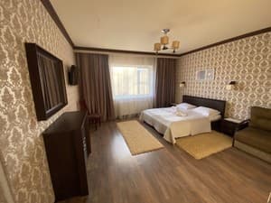 Evropa. Room Apartament 8-places Двухкімнатний люкс номер 