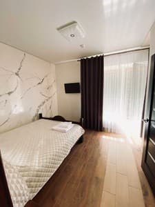 Готелі . Готель Стандарт двомісний з балконом. 