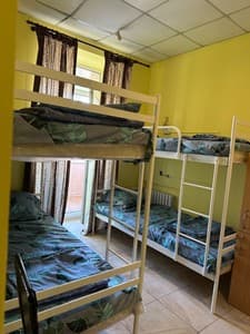 Отели . Гостиница Место в общем 6-местном номере . 