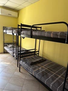 Отели . Гостиница Место в общем 8-местном номере . 