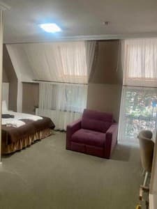 Deluxe. Номер Делюкс трехместный Двомісний номер  з 1 двоспальним ліжком або 2 окремими ліжками
