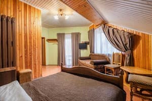 Отели . Гостиница Стандарт 4-местный в коттедже с кухней. 