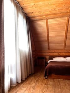 Готелі . Готель Котедж 6-місний Дерев’яний котедж з каміном. 