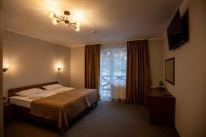 Готелі . Готель Стандарт двомісний з балконом. 