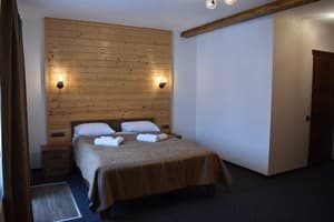 Готелі . Готель Делюкс двомісний з видом на гори. 