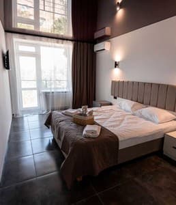 Отели . Гостиница Семейный 4-местный с видом на лес. 