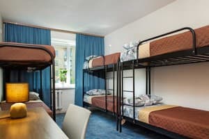 Готелі . Готель Місце у жіночому 6-місному номері Верхнє місце. 