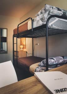 Готелі . Готель Місце у чоловічому 6-місному номері Нижнє місце . 