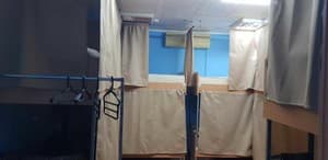 Готелі . Готель Місце у загальному 10-місному номері . 