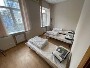 Готелі . Готель Місце у чоловічому тримісному номері . 