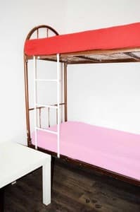 Готелі . Готель Місце у загальному 8-місному номері . 