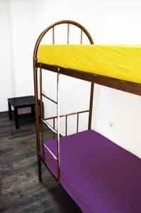 Готелі . Готель Місце у загальному 6-місному номері . 