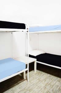 Готелі . Готель Місце у загальному 10-місному номері . 