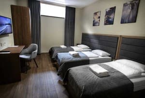 Nesvit Hotel. Номер Стандарт тримісний з загальним санвузлом