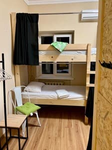 Шепот. Номер Место в женском 8-местном номере 