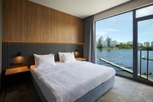 Готелі . Готель Комфорт двомісний з панорамними вікнами і видом на річку. 