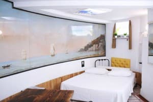 Mamba Hotel. Номер №3 Номер з хвилеподібним ліжком “Тантра” – в укритті