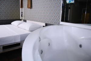 Отели . Гостиница №4 Романтический номер с джакузи – в укрытии. 