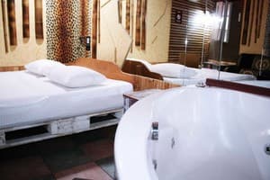 Mamba Hotel. Номер №5 Двокімнатний номер з джакузі та кінотеатром – в укритті