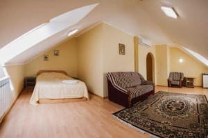 Отели . Гостиница Улучшенный двухместный мансарда. 